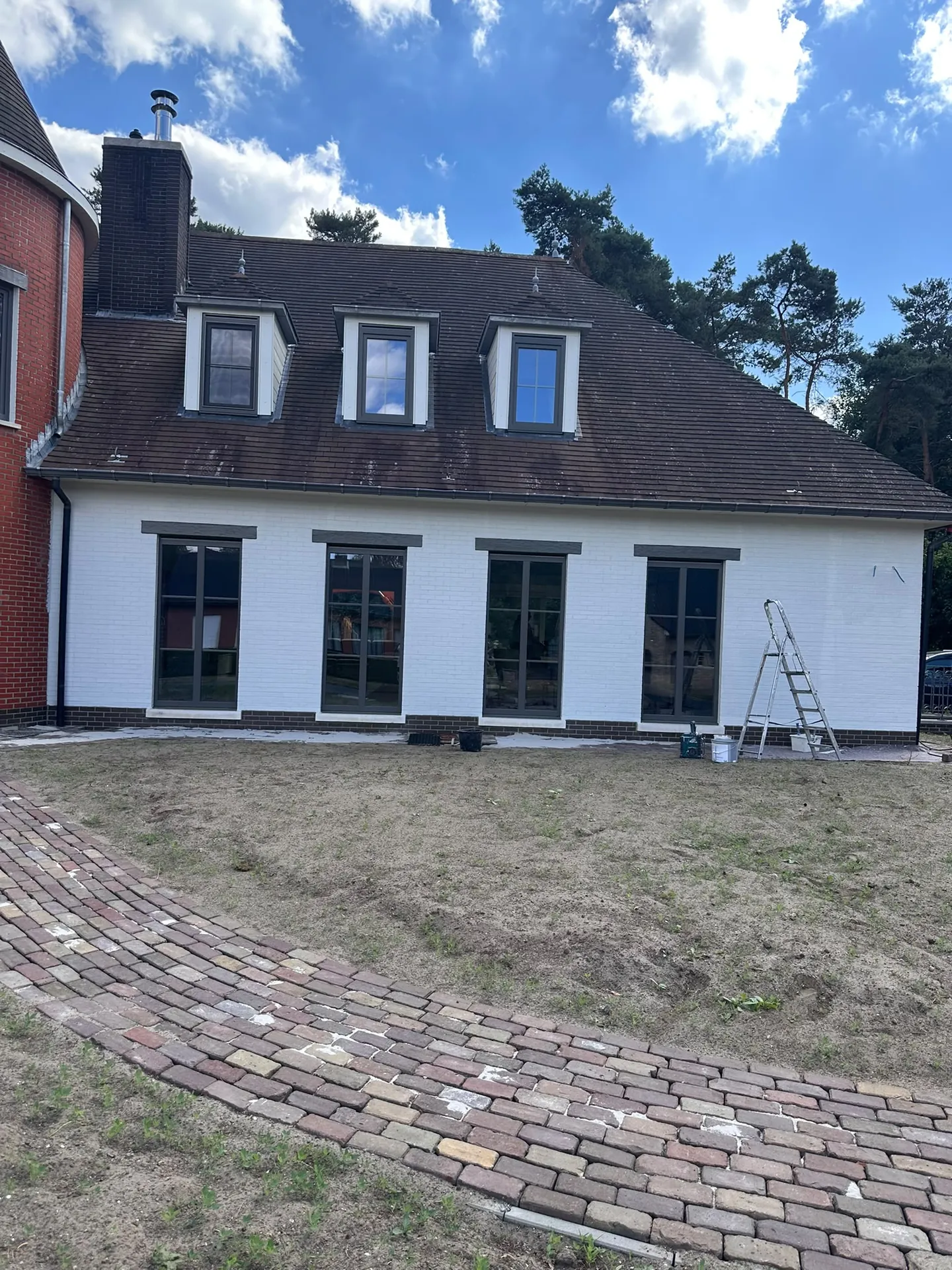 Buitenschilderwerk: achtergevel wit geschilderd in de Kempen