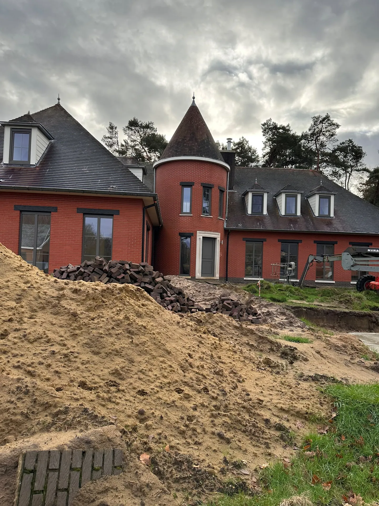 Villa-gevel vóór de werken: rode bakstenen gevel in de Kempen