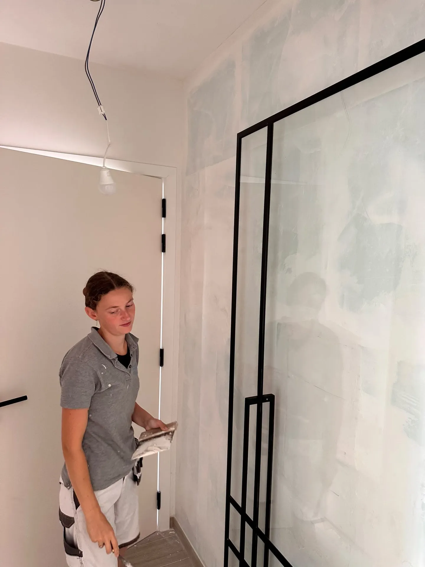 Nathascha aan het werk: een wand voorbereiden voor decoratiewerken in de Kempen