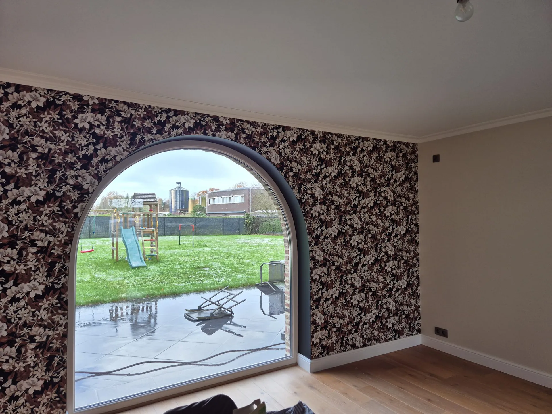 Boograam na de werken: muur behangen met bloemenbehang in de Kempen