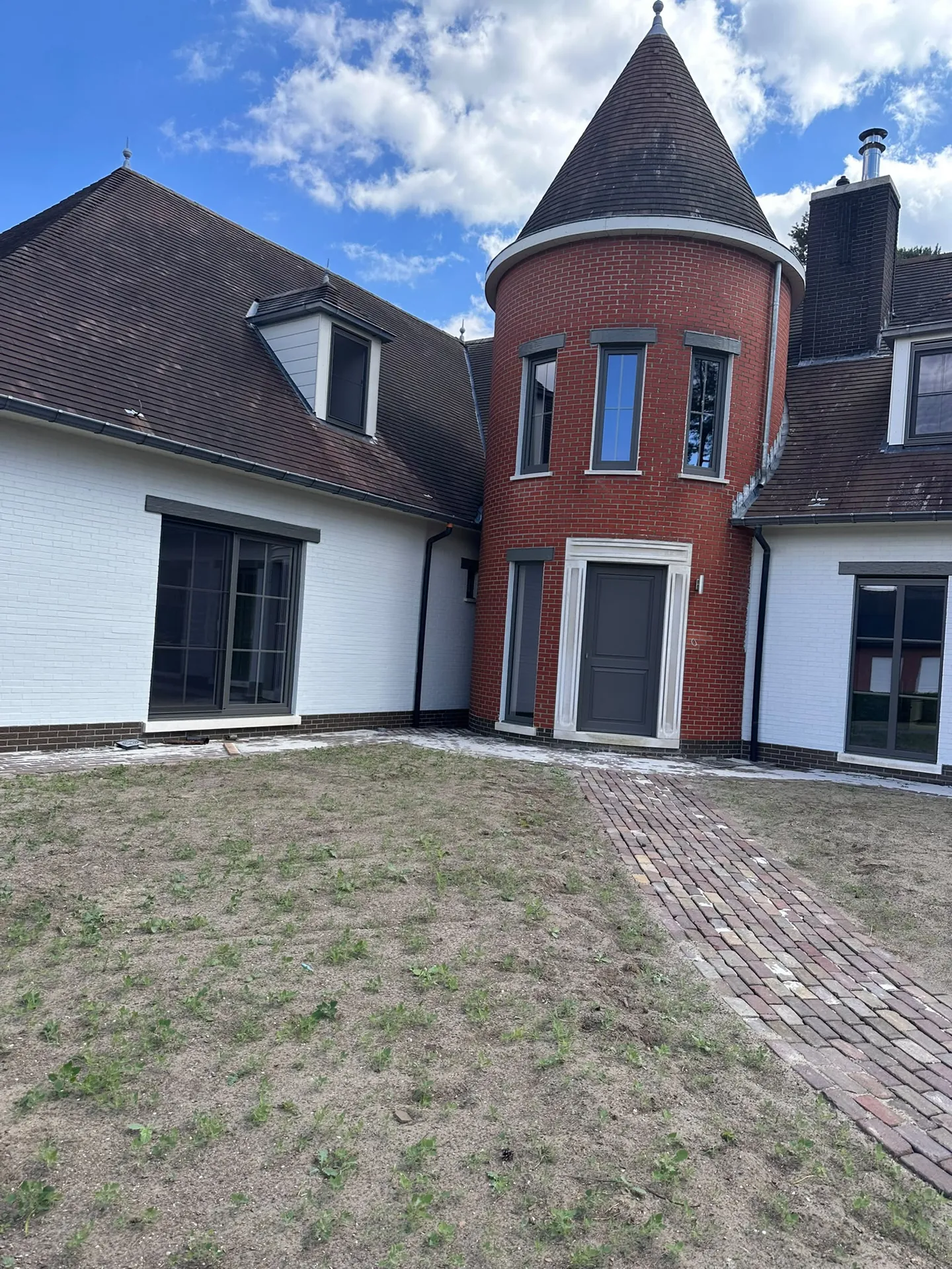 Villa-gevel na de werken: wit geschilderde gevel in de Kempen